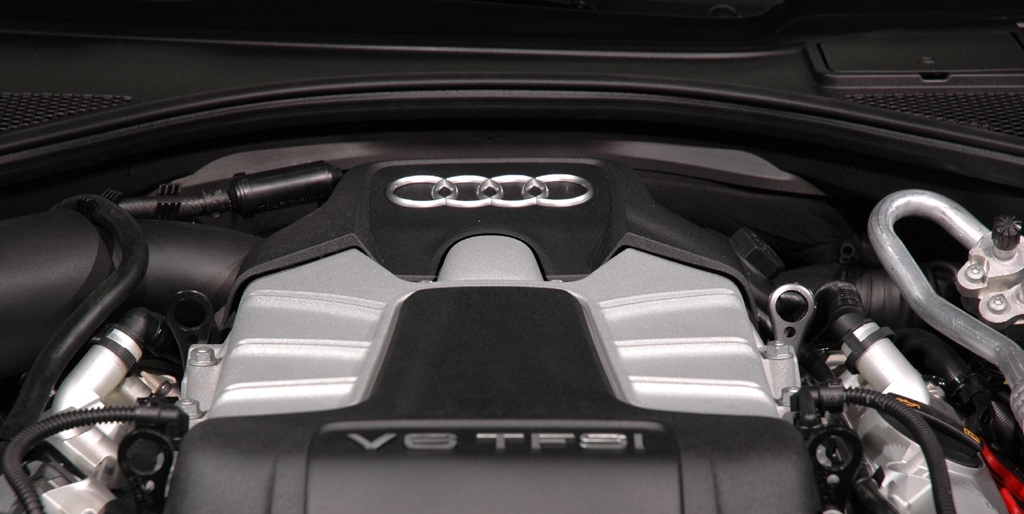 Blick unter die Motorhaube, hier beim Spitzenmodell, dem 300-PS-Kompressor-Benziner.