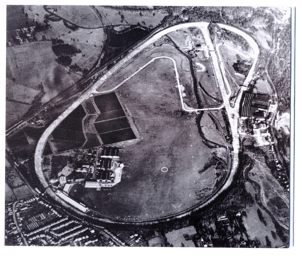Brooklands: Diese Aufnahme zeigt den ursprünglichen Verlauf des Streckenovals. 