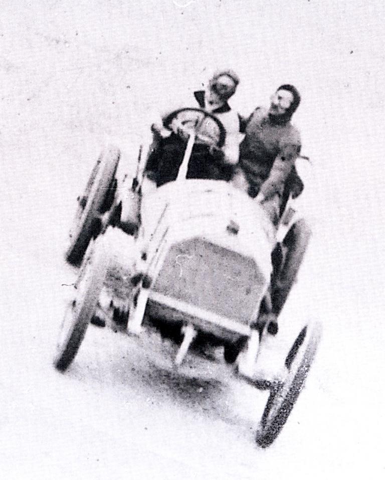 Brooklands: Ein Doppelsitzer damals auf der Strecke des Rennovals. 