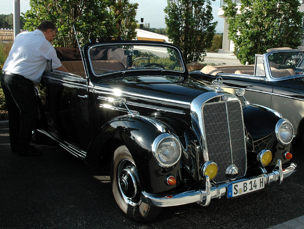 Brooklands: Mercedes-Oldtimer-Parade vor dem Brooklands Hotel. 