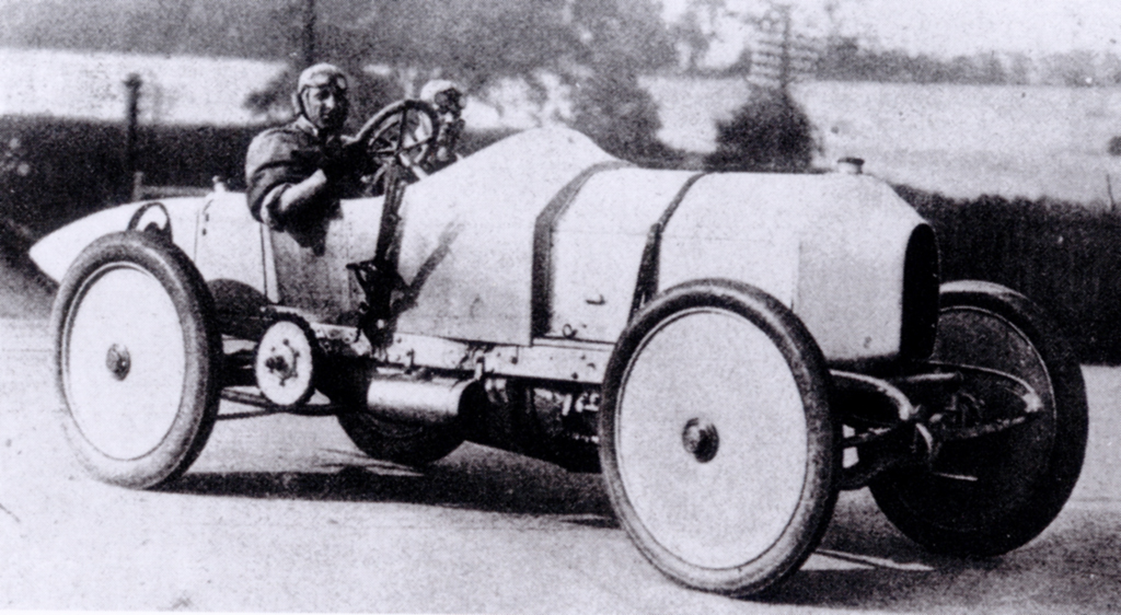 Brooklands: Tollkühne Männer gab es schon damals in ihren rasenden Kisten. 