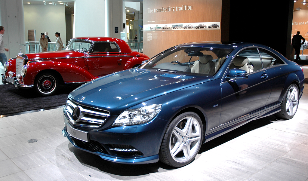 Brooklands: Vorn der neue Mercedes CL 500 BlueEfficiency, hinten das große 300S-Coupé. 