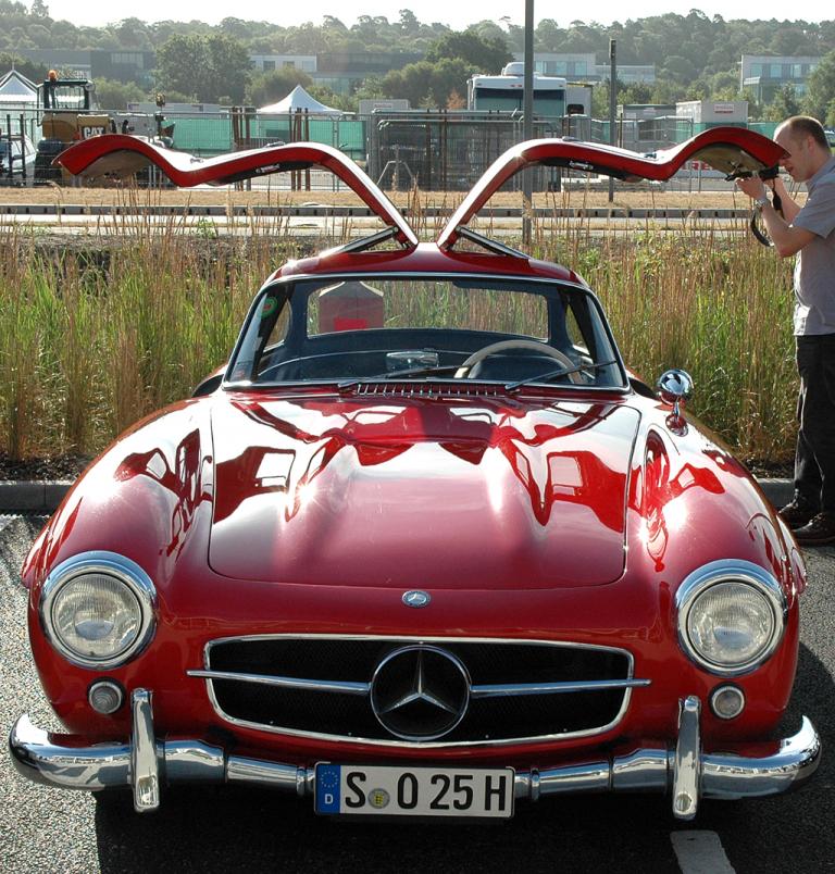 Brooklands: Wo er auftaucht, weckt der Flügeltüren-Mercedes 300SL fotografisches Interesse.