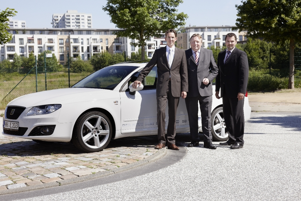 Christian Wolf (links), Leiter Außendienst Großkunden und Behörden der Seat Deutschland GmbH, sowie Andreas Maske von der Maske Fleet GmbH und Thorsten Römer (rechts) vom Autohaus Römer.