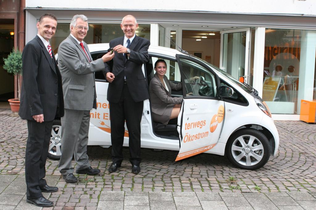 Dennis Lindroth, Vertrieb Mitsubishi Motors Deutschland, ENTEGA-Chef Karl-Heinz Koch, MMD-Geschäftsfüher Martin van Vugt und ENTEGA-Vertriebsmanagerin Isabel Anton bei der Fahrzeugübergabe in Darmstadt (v.l.).