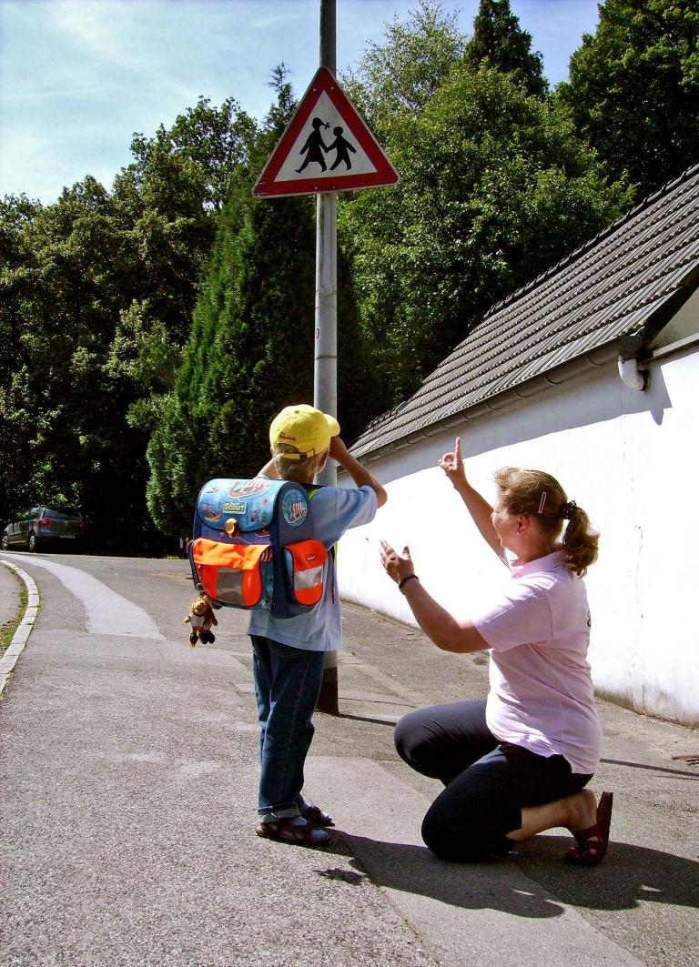 Der Schulweg sollte mit den Kindern geübt und durchgesprochen werden.
