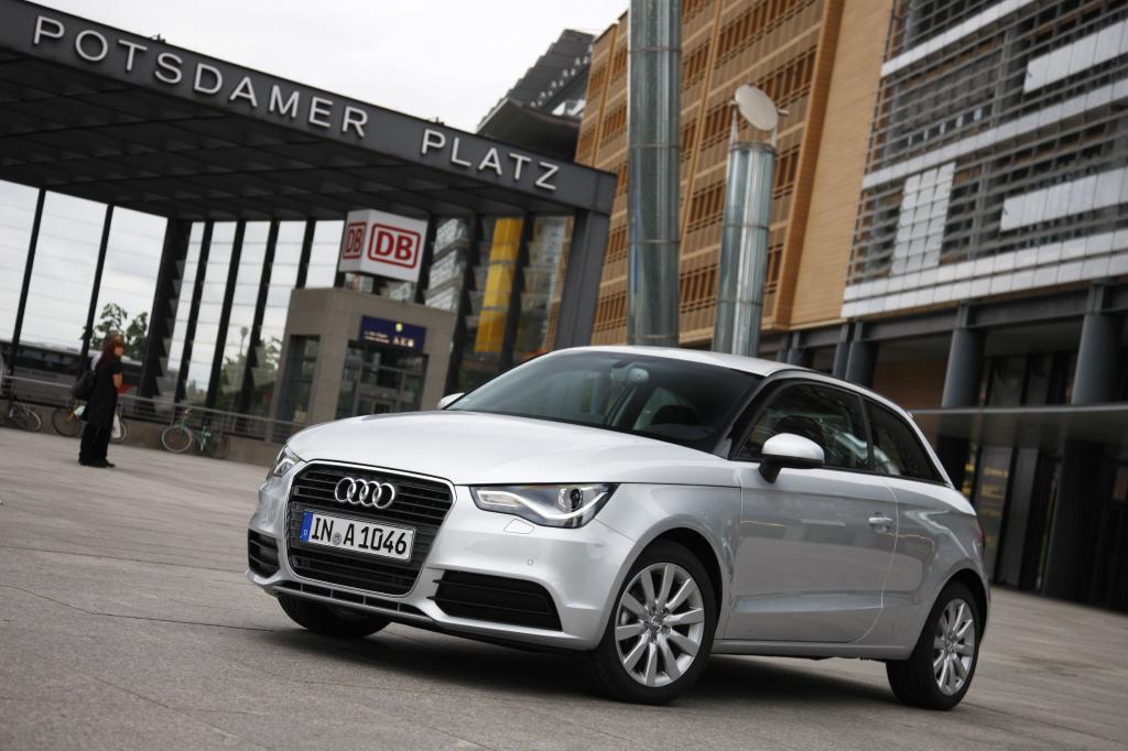 Der markante, farblich abgesetzte Dachbogen wäre eine Art Erkennungszeichen, wenn der A1 nicht auch so sofort als typischer Audi ausgemacht würde. Bei 15.800 Euro startet die Preisliste für den ersten Kleinwagen mit Premiumanspruch. 