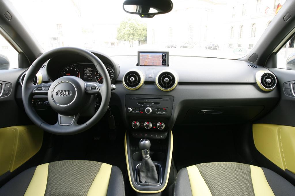 Der markante, farblich abgesetzte Dachbogen wäre eine Art Erkennungszeichen, wenn der A1 nicht auch so sofort als typischer Audi ausgemacht würde. Bei 15.800 Euro startet die Preisliste für den ersten Kleinwagen mit Premiumanspruch. 