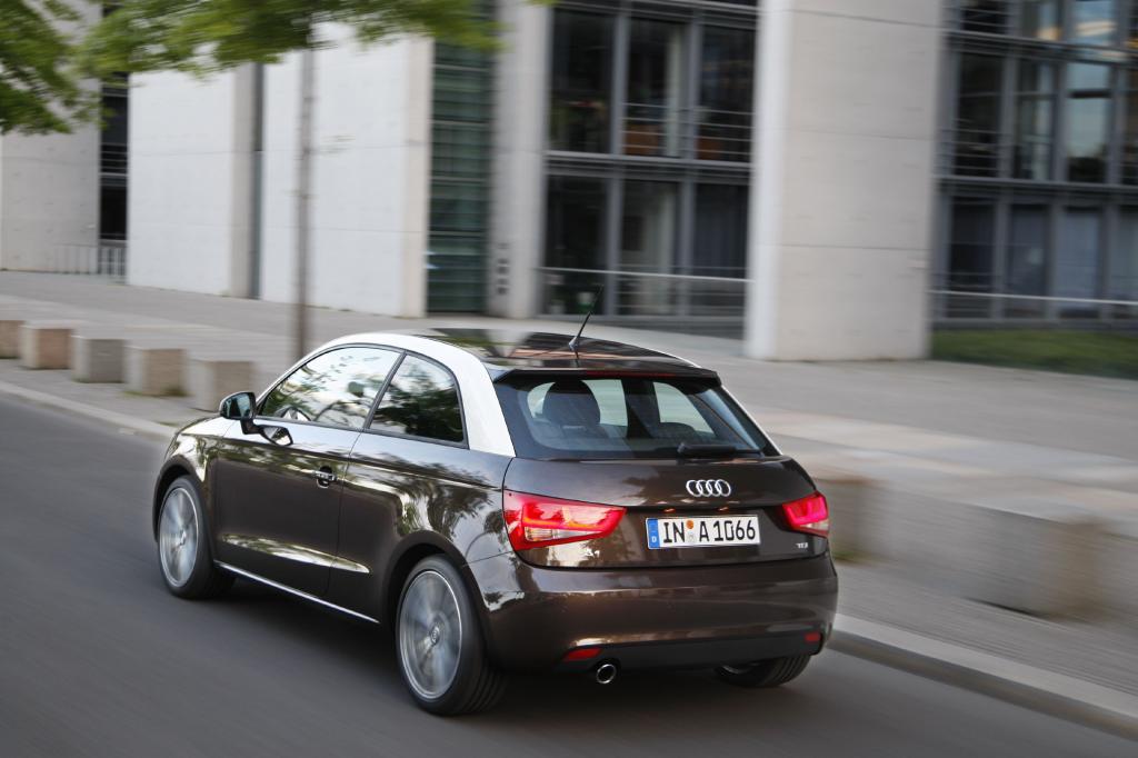 Der markante, farblich abgesetzte Dachbogen wäre eine Art Erkennungszeichen, wenn der A1 nicht auch so sofort als typischer Audi ausgemacht würde. Bei 15.800 Euro startet die Preisliste für den ersten Kleinwagen mit Premiumanspruch. 