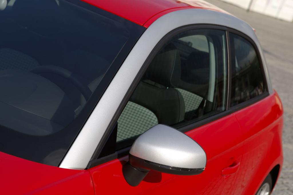 Der markante, farblich abgesetzte Dachbogen wäre eine Art Erkennungszeichen, wenn der A1 nicht auch so sofort als typischer Audi ausgemacht würde. Bei 15.800 Euro startet die Preisliste für den ersten Kleinwagen mit Premiumanspruch. 