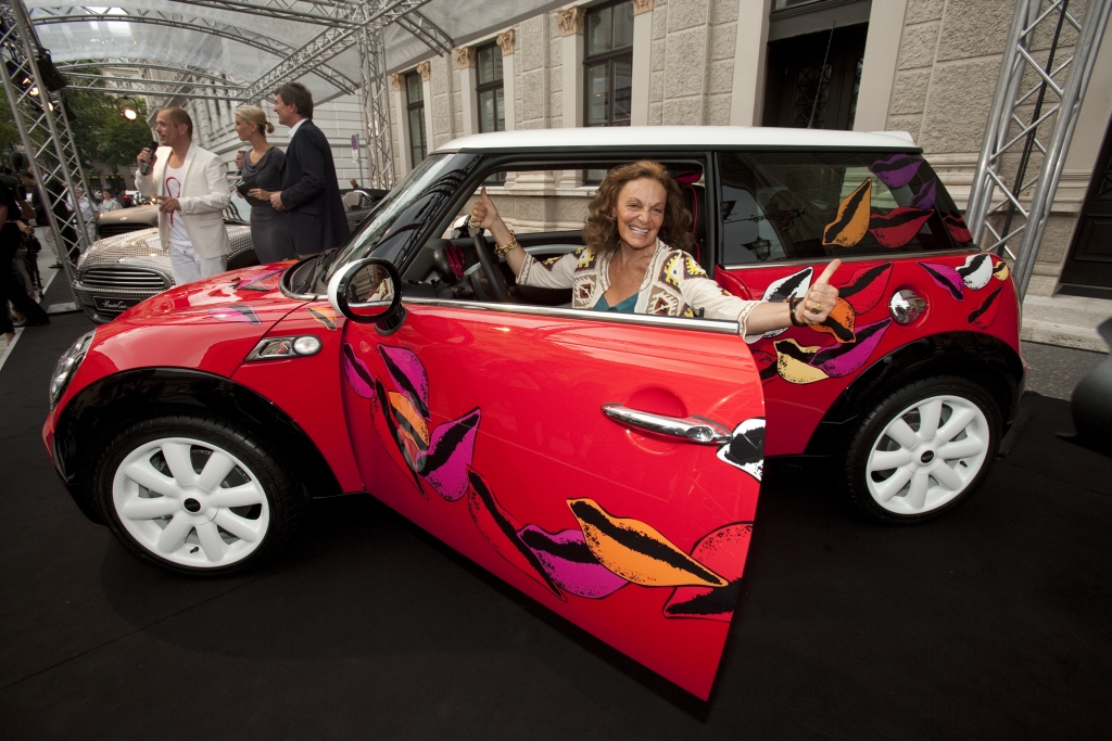 Diane von Furstenberg in ihrem MINI
