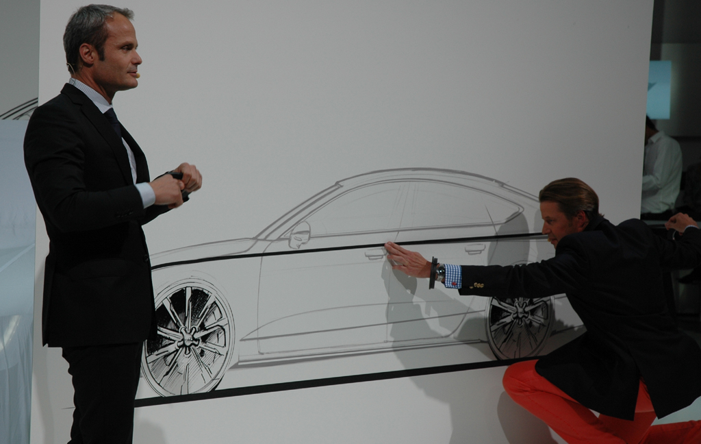 Die Audi-Designer Wolfgang Egger (links) und Stefan Sielaff bei ihrer praktischen Design-Präsentation vor der A7-Enthüllung.