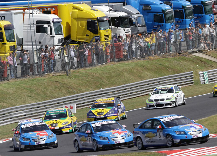 Drei Chevrolet Cruze führten den ersten Lauf an: Müller, Huff und Menu. 