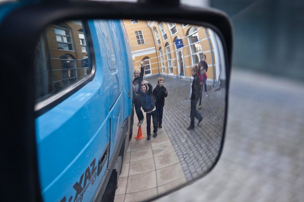 Ein wichtiger Bestandteil der Ausbildung ist, die Kinder in das Lkw-Fahrerhaus steigen zu lassen. Dort können sie vom Fahrersitz aus selbst die Perspektive des Fahrers erleben.