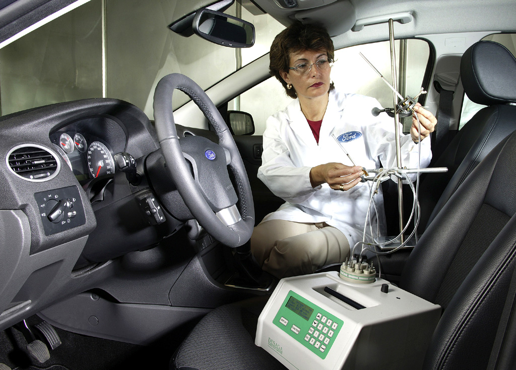 Eine Mitarbeiterin im Ford-Labor bei der Durchführung eines Innenraum-Tests. 