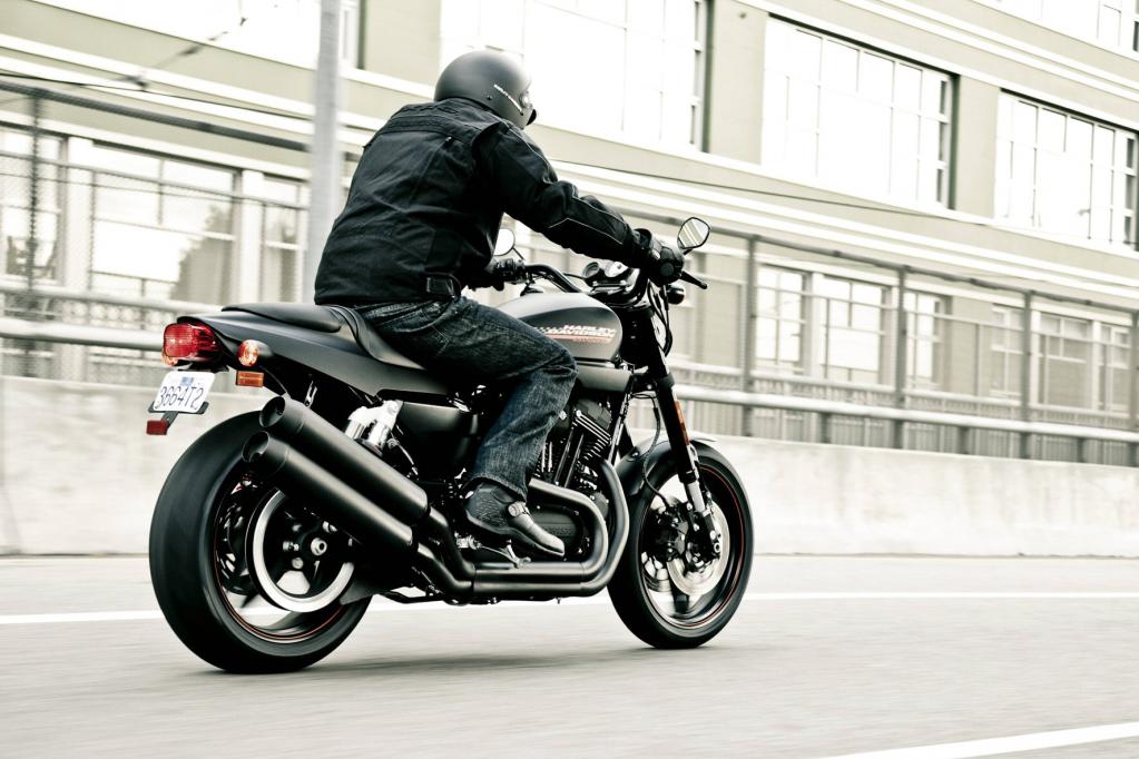Für 11 870 Euro kann man mit der XR 1200 R davonbrausen. 