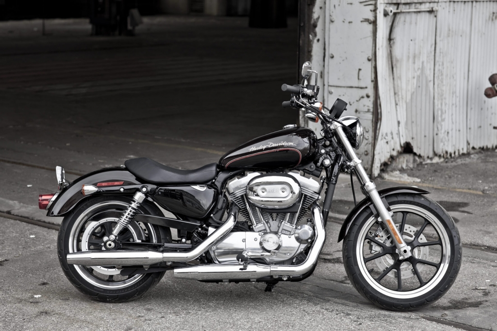 Für den Vortrieb bei der Super Low von Harley-Davidson sorgt der luftgekühlte Evolution V-Twin mit 883 ccm Hubraum und Kraftstoffeinspritzung. 