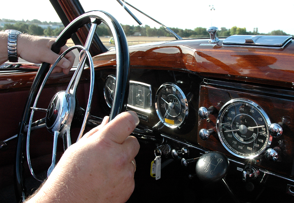 Festival of Speed: Blick auf die Armaturentafel im offenen Mercedes 170S, Baujahr 1950. 