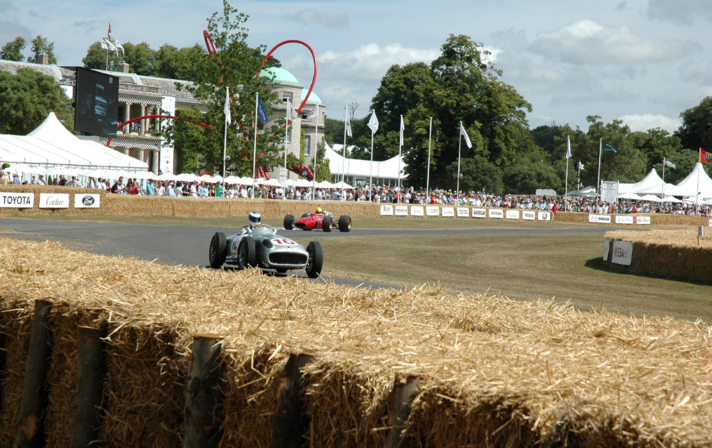 Festival of Speed: Die Strohballen-Umrandung soll Schlimmeres verhindern. 