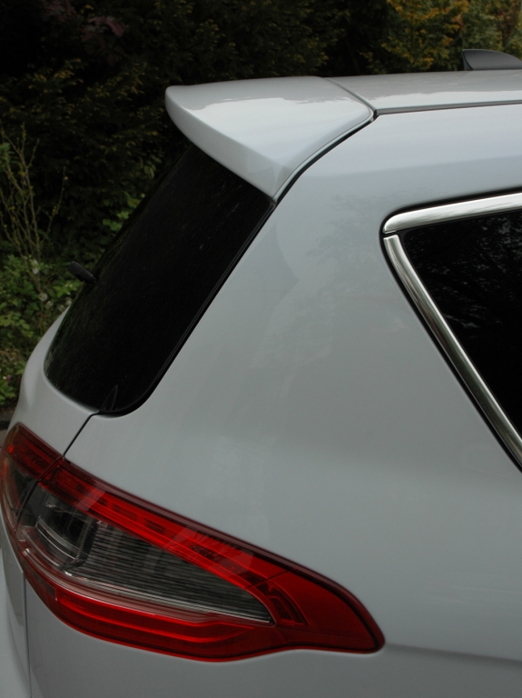 Ford S-Max Ecoboost: An der Dachkante hinten ist ein Spoiler angebracht.