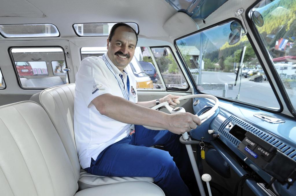 Johann Lafer mit dem VW Bulli.