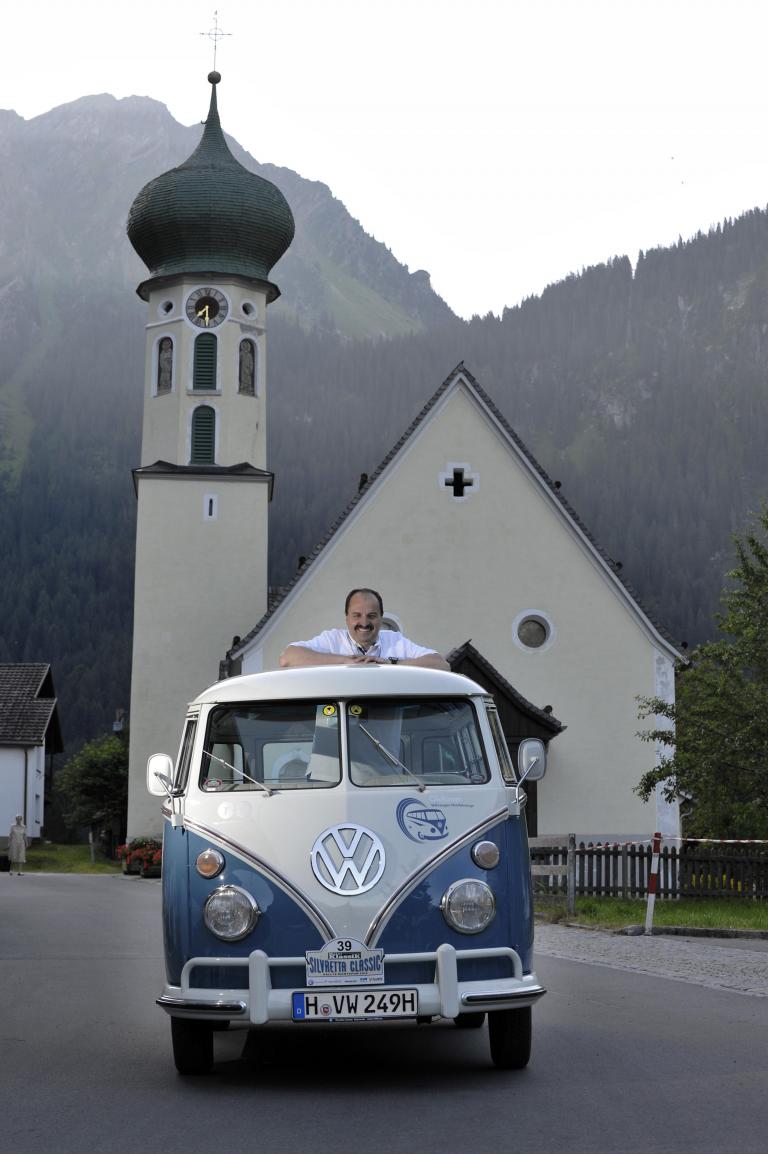 Johann Lafer mit dem VW Bulli.