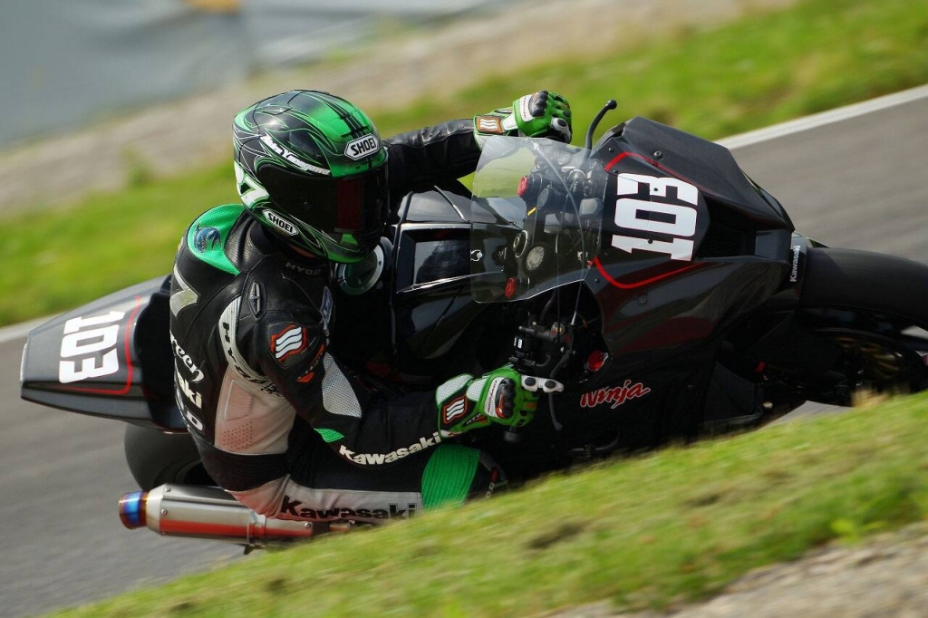 Kawasakis New Ninja ZX-10R, Modelljahr 2011, bei Testfahrten in Suzuka. 
