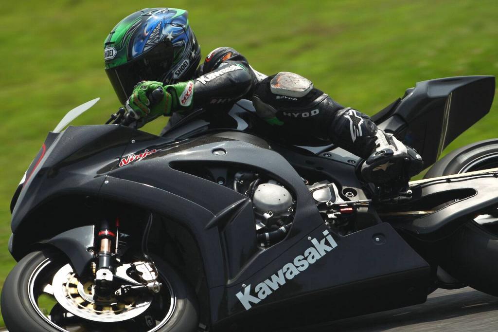 Kawasakis New Ninja ZX-10R, Modelljahr 2011, bei Testfahrten in Suzuka. 