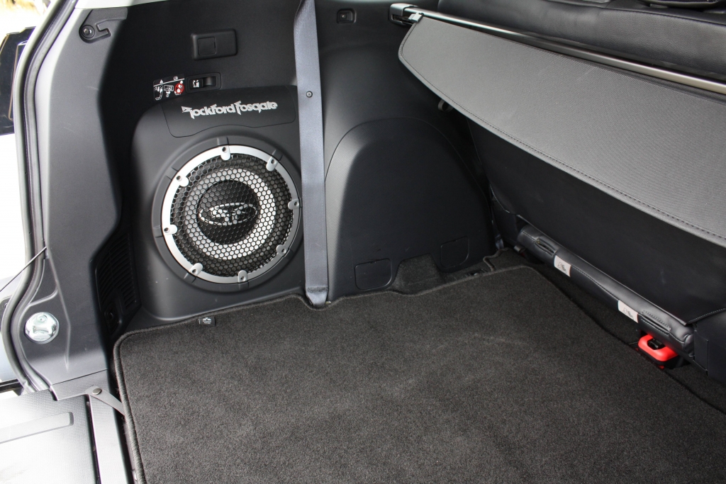 Links im Heckbereich ist der Subwoofer installiert, die imponierende Krönung der Audio-Anlage. 