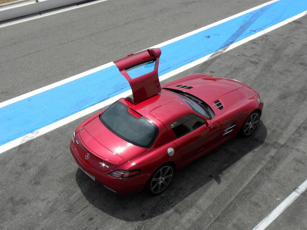 Mercedes-Benz SLS AMG in Rot: Fiat/Ferrari-Chef Marchionne soll sich darüber aufgeregt haben, dass AMG mit der Farbe Rot wirbt. Ist man bei Ferrari nervös wegen des Afalterbacher?