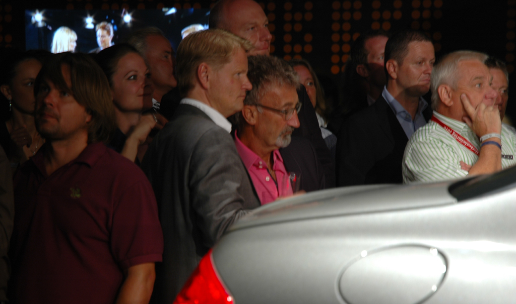 Mercedes CL 63 AMG: Auch der frühere Formel-1-Rennstallbesitzer Eddie Jordan (im pinkfarbenen Hemd) war Gast der Premierenveranstaltung.