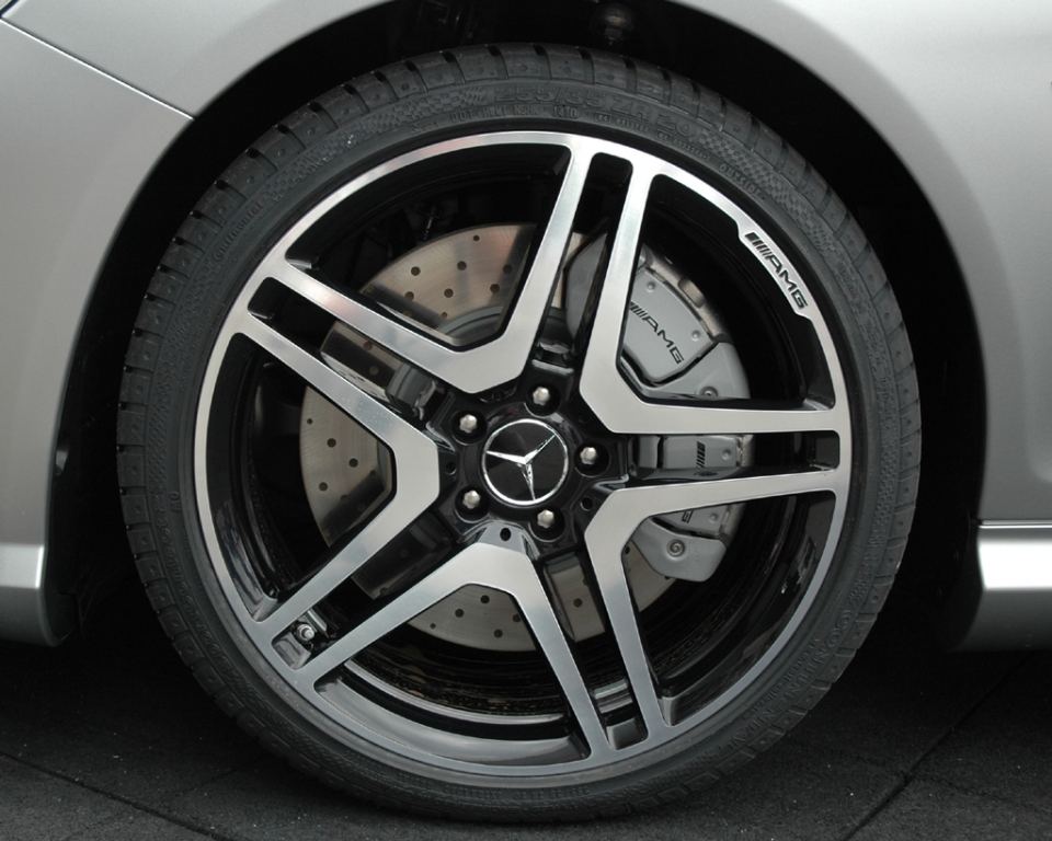 Mercedes CL 63 AMG: Blick auf das Vorderrad auf der Fahrerseite.