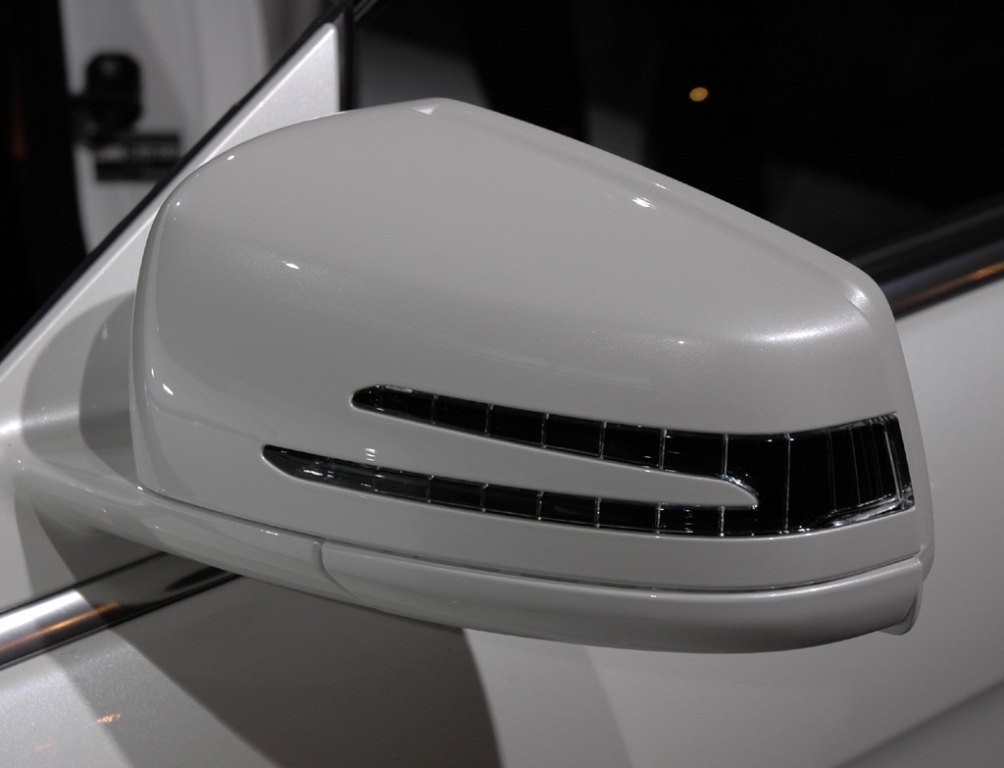 Mercedes CL: Blick auf den Außenspiegel mit integrierter LED-Technik.