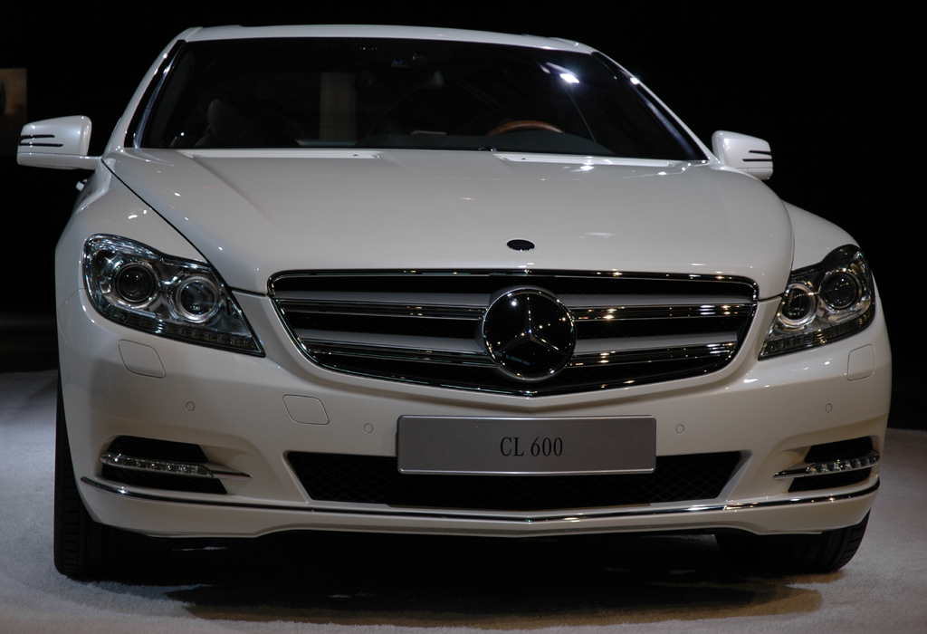 Mercedes CL: Blick auf die Frontpartie des CL-600-Sechszylinders.