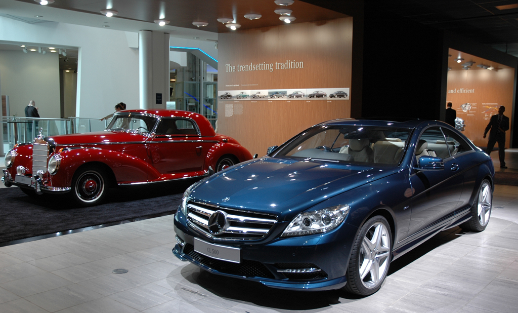 Mercedes CL: Der 435-PS-Achtzylinder fährt als BlueEfficiency vor, ist neben Heck- auch mit 4Matic-Allradantrieb zu haben.