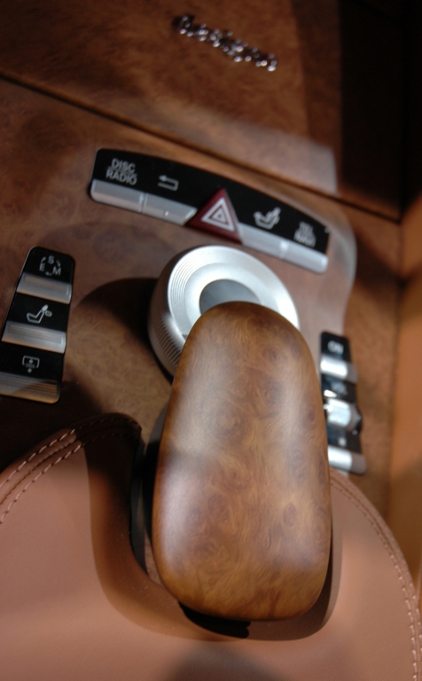Mercedes CL: Der „Handschmeichler“ auf der Mittelkonsole darf natürlich nicht fehlen.