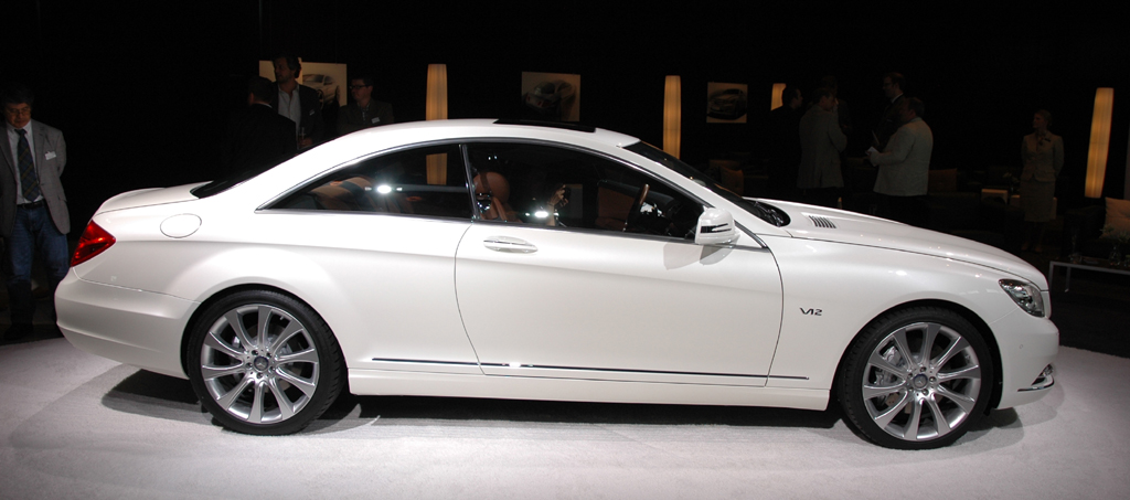 Mercedes CL: Elegante Seitenansicht.
