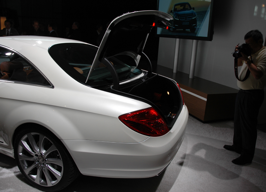 Mercedes CL: In den Kofferraum passen 490 Liter Gepäck hinein.