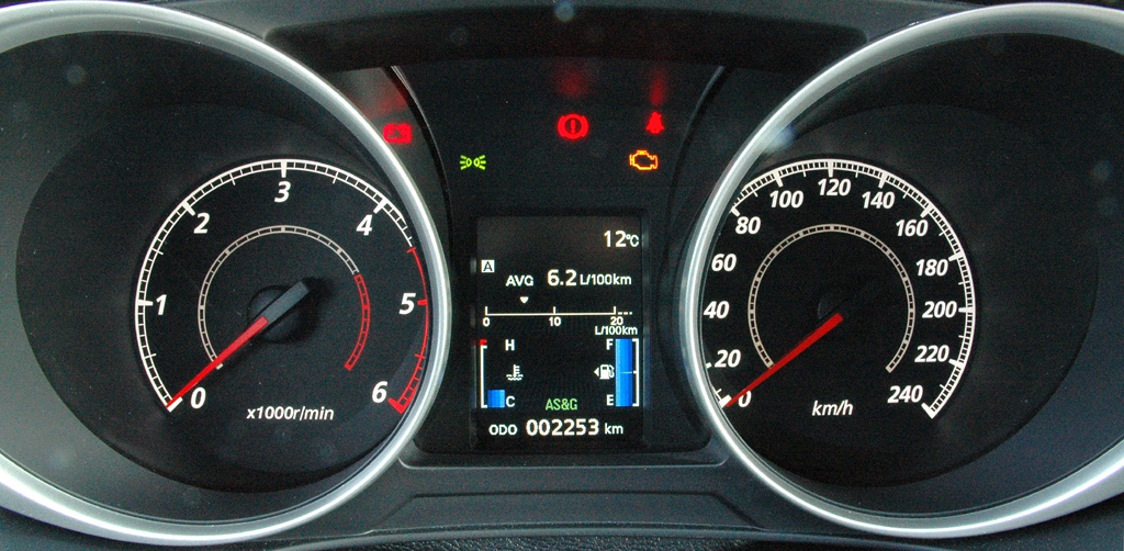 Mitsubishi ASX: Blick auf die Rundinstrumentierung hinterm Lenkrad. 