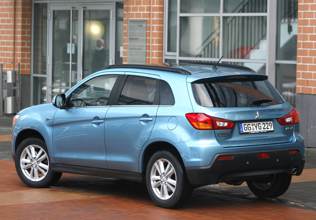 Mitsubishi ASX: Heck-/Fahrerseitenansicht. 