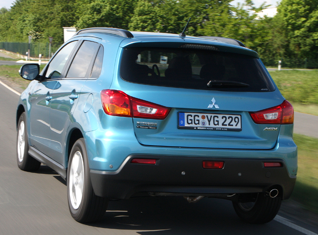 Mitsubishi ASX: Heck-/Fahrerseitenansicht.