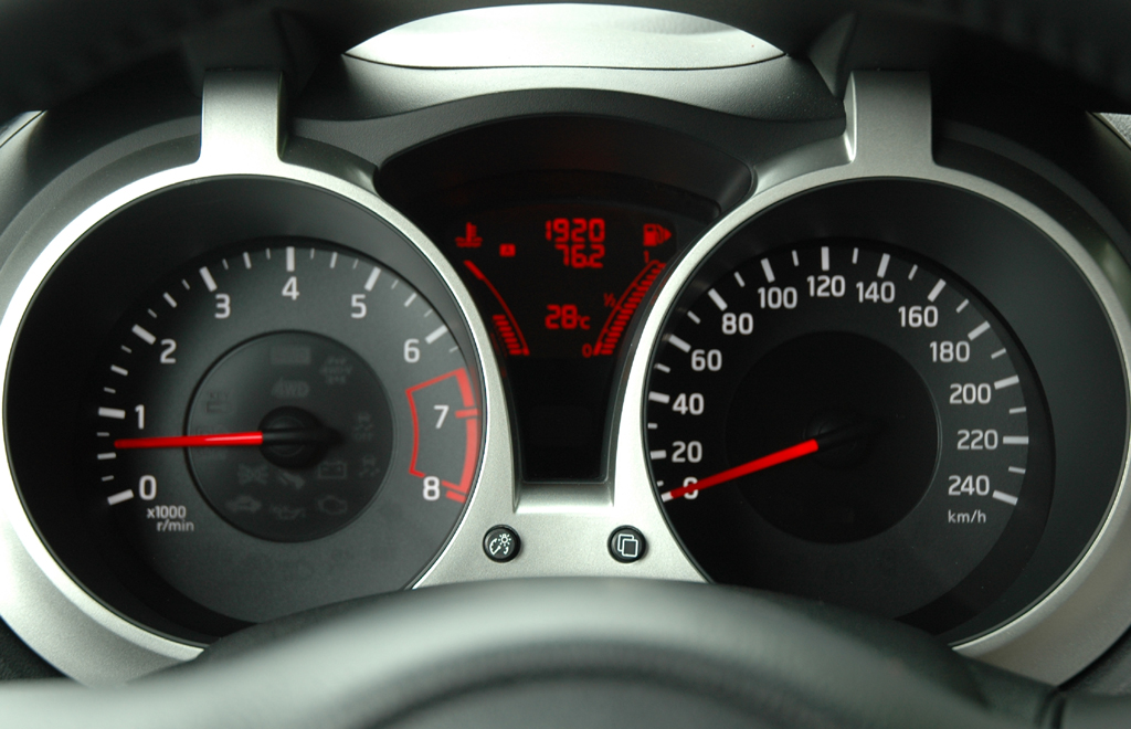 Nissan Juke: Blick auf die Rundinstrumentierung.