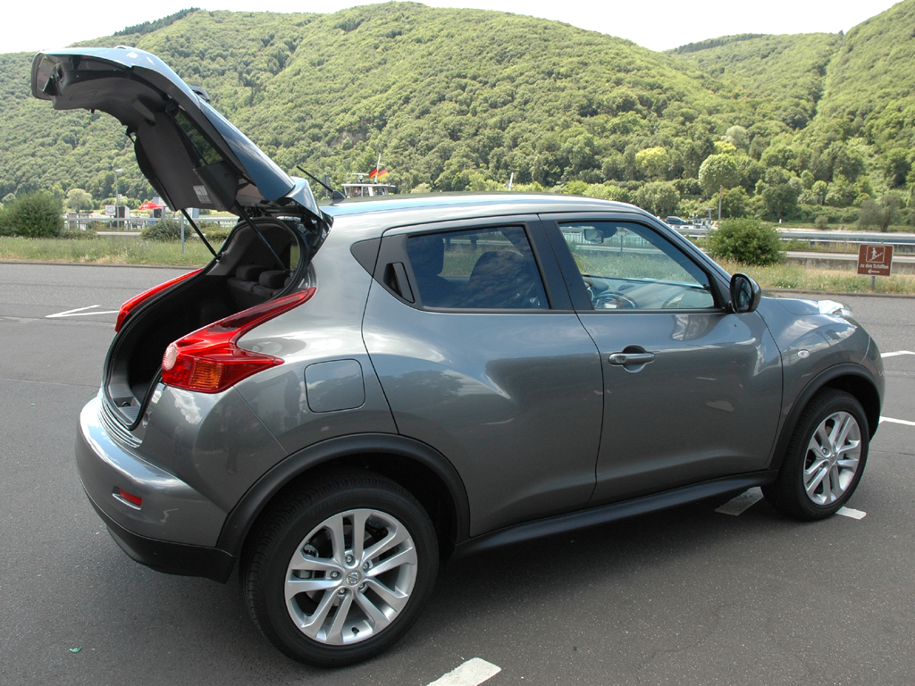 Nissan Juke: Mit geöffneter Kofferraum-Klappe.