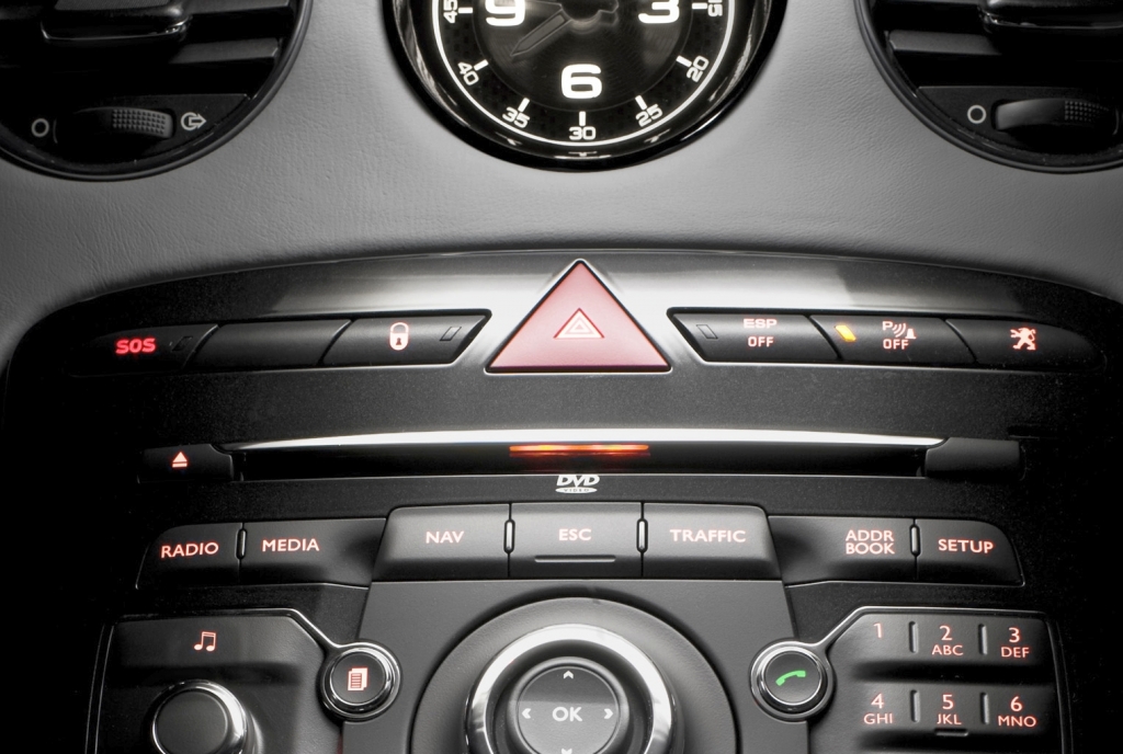 Peugeot RCZ serienmäßig mit Connect Box