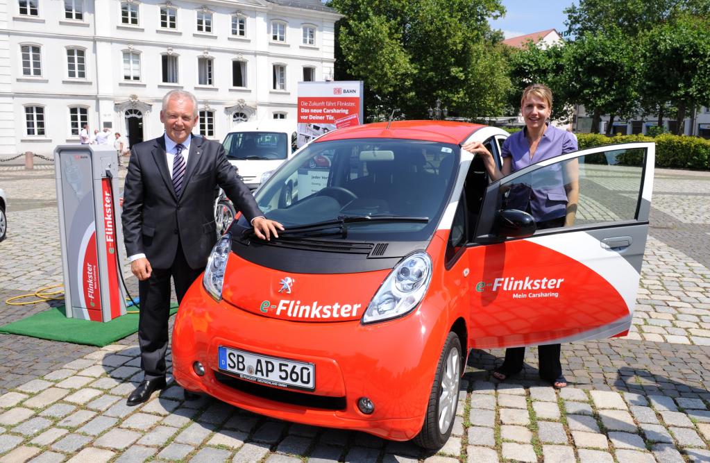 Peugeot übergibt zwei iOn an die Bahn