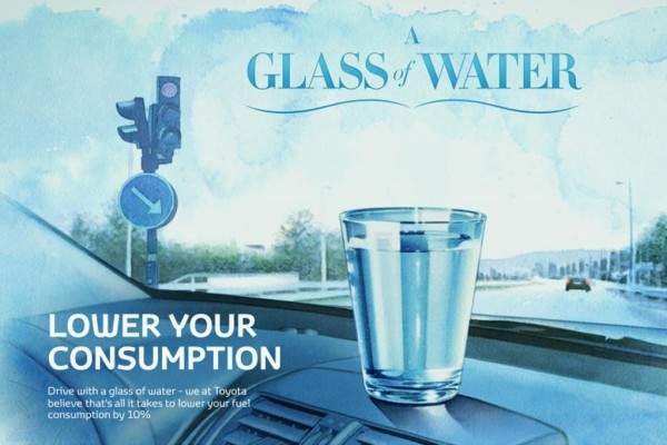Randvolles Wasserglas hilft Sprit sparen 