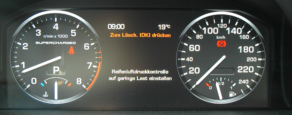 Range Rover Supercharged: Blick auf Rundinstrumentierung. 