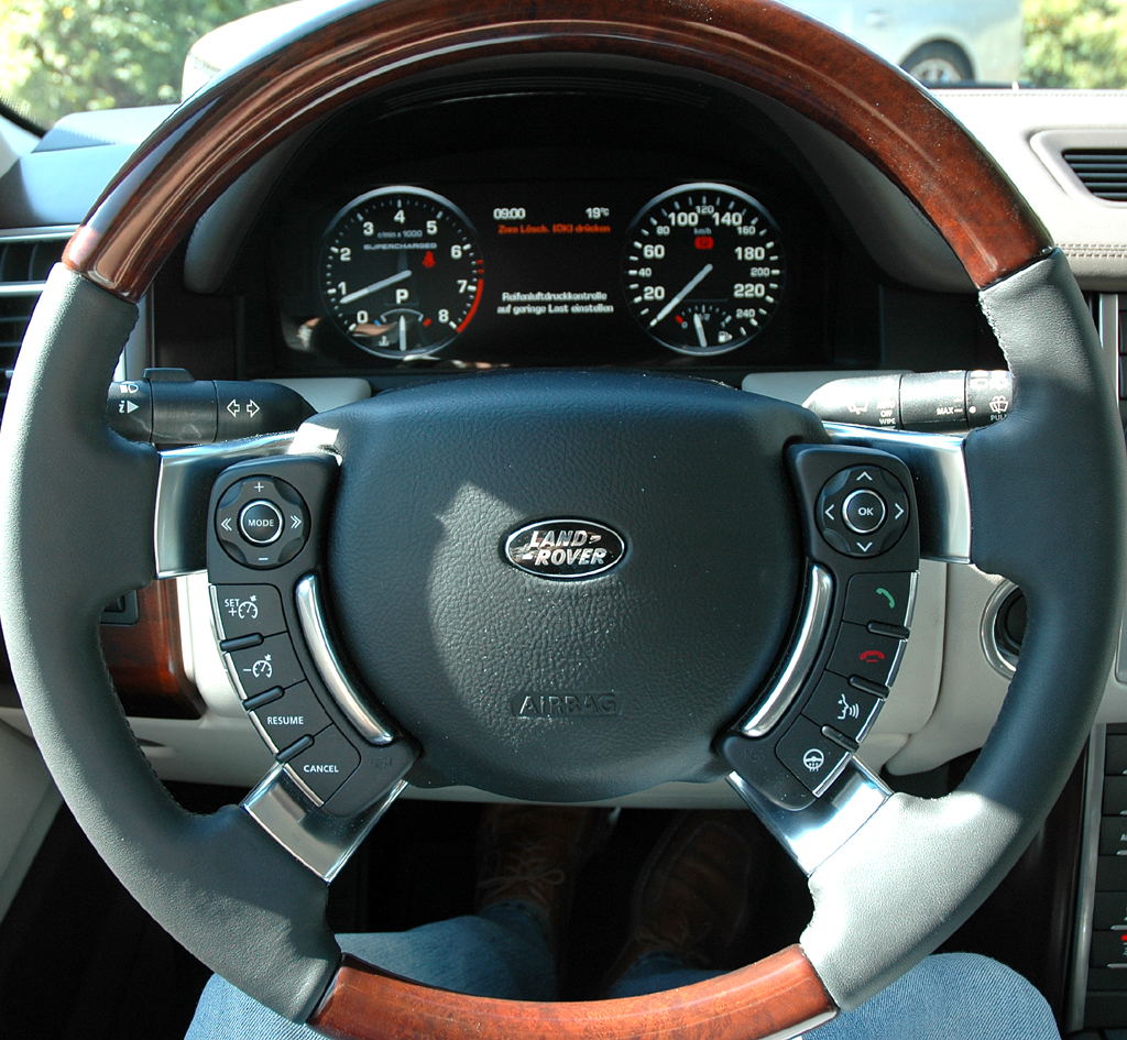 Range Rover Supercharged: Blick ins Cockpit. 