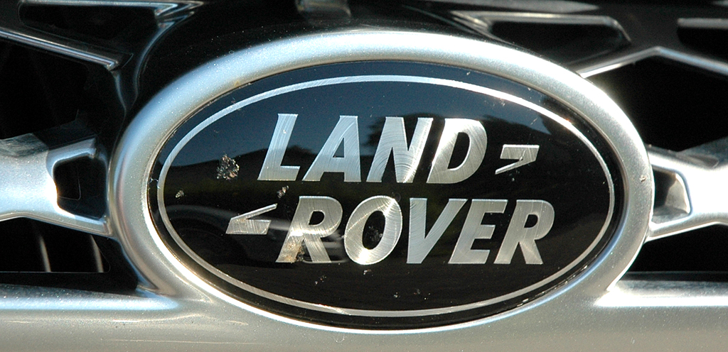 Range Rover Supercharged: Das Markenemblem sitzt im großen Kühlergrill. 