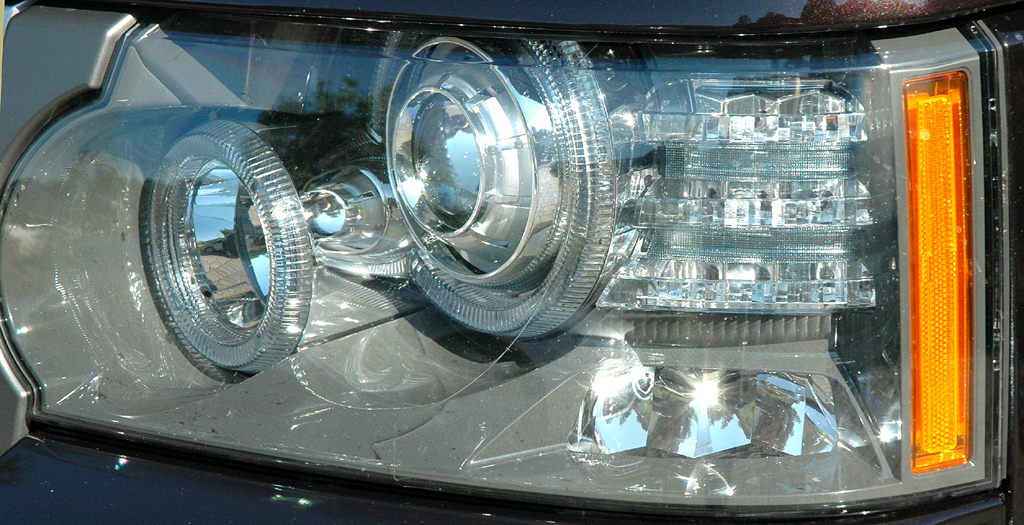 Range Rover Supercharged: Große Rundstrahler-Leuchteinheit vorn. 